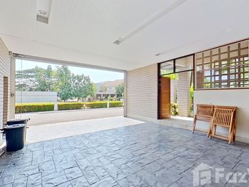 Luxurious's beach front community house