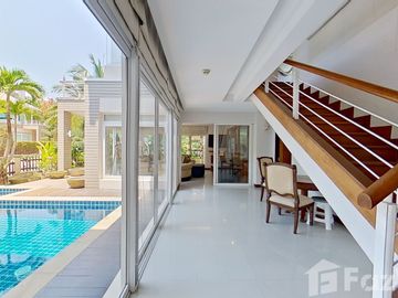 Luxurious's beach front community house