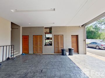 Luxurious's beach front community house