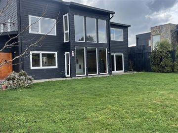 Casa Contemporánea en Venta 4D/3B - Loteo Centenario