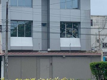 Venta casa Residencial o Comercial, Urdesa Av. las Aguas (J.Luna)