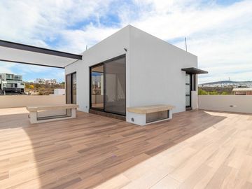 Se Vende Casa en Zibata, 3 Niveles, Jardín, 4 Recamaras, 4 Baños, Roof Garden..