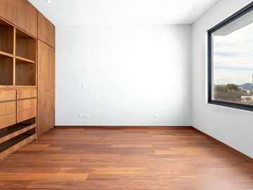 Se Vende Casa en Zibata, 3 Niveles, Jardín, 4 Recamaras, 4 Baños, Roof Garden..