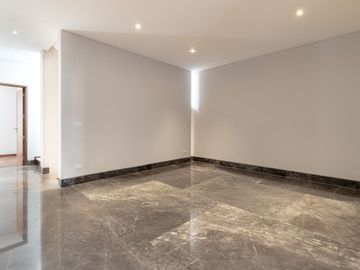 Se Vende Casa en Zibata, 3 Niveles, Jardín, 4 Recamaras, 4 Baños, Roof Garden..
