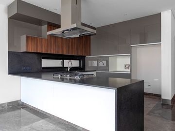Se Vende Casa en Zibata, 3 Niveles, Jardín, 4 Recamaras, 4 Baños, Roof Garden..