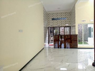 Rumah Baru 2 Lantai Luas 200 di Araya Golf kota Malang