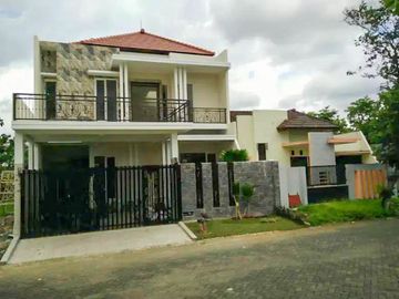 Rumah Baru 2 Lantai Luas 200 di Araya Golf kota Malang