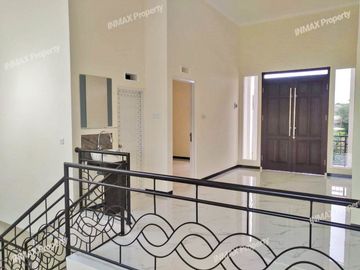 Rumah Baru 2 Lantai Luas 200 di Araya Golf kota Malang