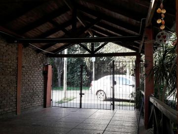 CHALET DOS DORMITORIOS, AMPLIA COCHERA, FONDO LIBRE