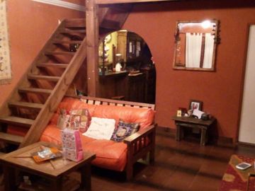 CHALET DOS DORMITORIOS, AMPLIA COCHERA, FONDO LIBRE