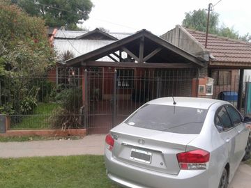 CHALET DOS DORMITORIOS, AMPLIA COCHERA, FONDO LIBRE