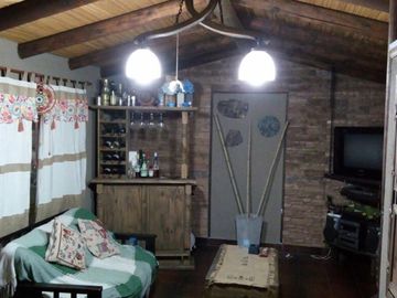 CHALET DOS DORMITORIOS, AMPLIA COCHERA, FONDO LIBRE