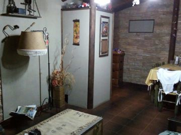 CHALET DOS DORMITORIOS, AMPLIA COCHERA, FONDO LIBRE