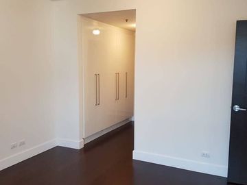 Condominium 1 Bedroom: 1 Bedroom Condo For Sale in Garden Tower Ayala Center Makati City