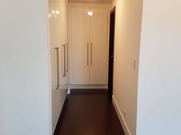 Condominium 1 Bedroom: 1 Bedroom Condo For Sale in Garden Tower Ayala Center Makati City