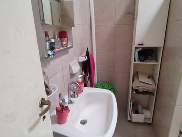 CASA DE TRES AMBIENTES AMPLIA, REFORMADA A NUEVO. CON DEPTO
