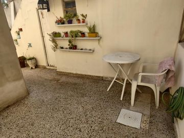 CASA DE TRES AMBIENTES AMPLIA, REFORMADA A NUEVO. CON DEPTO