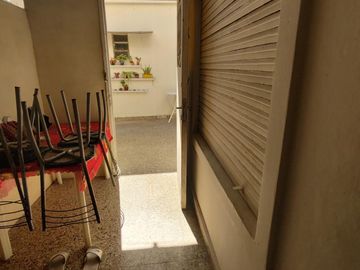 CASA DE TRES AMBIENTES AMPLIA, REFORMADA A NUEVO. CON DEPTO