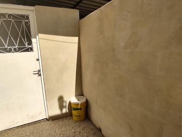 CASA DE TRES AMBIENTES AMPLIA, REFORMADA A NUEVO. CON DEPTO