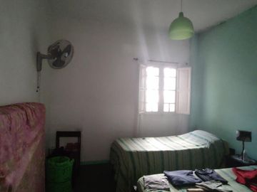 CASA DE TRES AMBIENTES AMPLIA, REFORMADA A NUEVO. CON DEPTO
