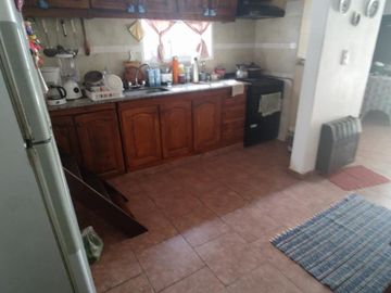 CASA DE TRES AMBIENTES AMPLIA, REFORMADA A NUEVO. CON DEPTO