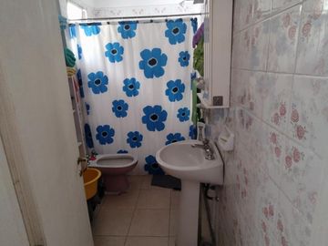 CASA DE TRES AMBIENTES AMPLIA, REFORMADA A NUEVO. CON DEPTO