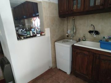 CASA DE TRES AMBIENTES AMPLIA, REFORMADA A NUEVO. CON DEPTO