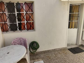 CASA DE TRES AMBIENTES AMPLIA, REFORMADA A NUEVO. CON DEPTO
