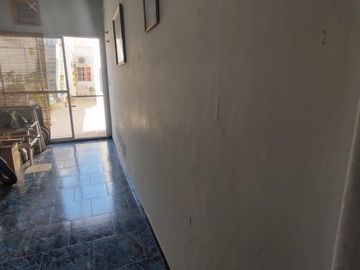 CASA DE TRES AMBIENTES AMPLIA, REFORMADA A NUEVO. CON DEPTO