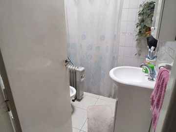 CASA DE TRES AMBIENTES AMPLIA, REFORMADA A NUEVO. CON DEPTO