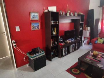 CASA DE TRES AMBIENTES AMPLIA, REFORMADA A NUEVO. CON DEPTO