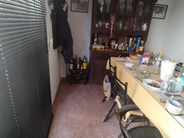 CASA DE TRES AMBIENTES AMPLIA, REFORMADA A NUEVO. CON DEPTO