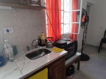 CASA DE TRES AMBIENTES AMPLIA, REFORMADA A NUEVO. CON DEPTO