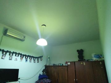 CASA DE TRES AMBIENTES AMPLIA, REFORMADA A NUEVO. CON DEPTO