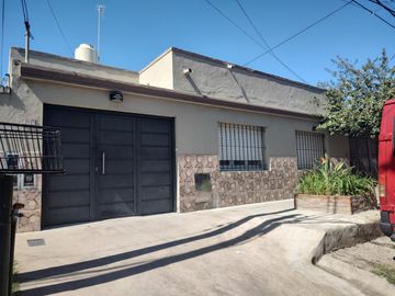 CASA DE TRES AMBIENTES AMPLIA, REFORMADA A NUEVO. CON DEPTO