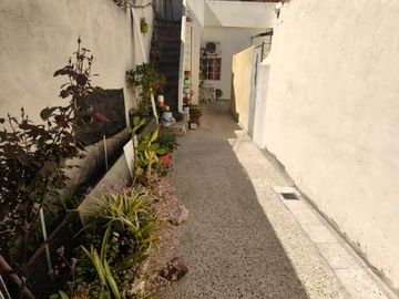 CASA DE TRES AMBIENTES AMPLIA, REFORMADA A NUEVO. CON DEPTO