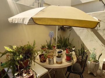 CASA DE TRES AMBIENTES AMPLIA, REFORMADA A NUEVO. CON DEPTO