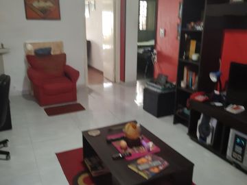 CASA DE TRES AMBIENTES AMPLIA, REFORMADA A NUEVO. CON DEPTO