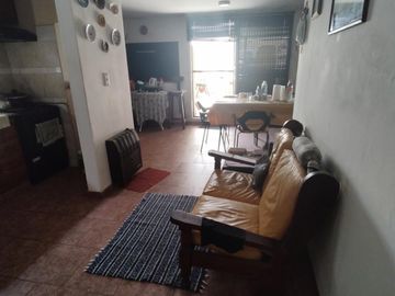 CASA DE TRES AMBIENTES AMPLIA, REFORMADA A NUEVO. CON DEPTO