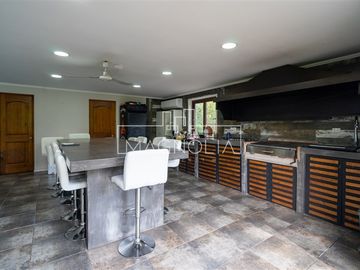 Casa en venta de 6 dorm y 3 baños con 2da casa en Chicureo