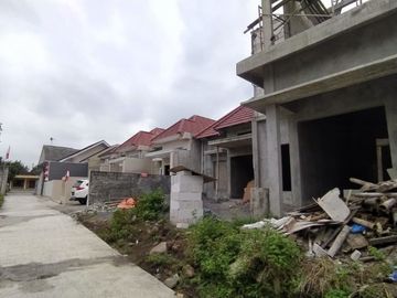 TERMURAH! Rumah Proses Bangun 2 Lantai SISA 1 UNIT Dekat Pasar Sleman
