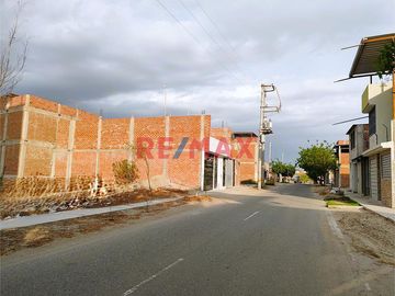 📍 UBICACIÓN:
El inmueble se encuentra ubicado en la 1era Etapa de la Urbanización La Planicie, Distrito 26 de Octubre, provincia de Piura. Cerca de l