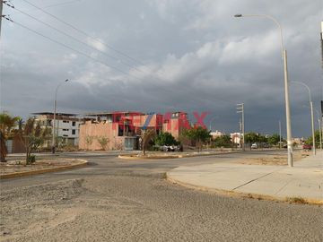 📍 UBICACIÓN:
El inmueble se encuentra ubicado en la 1era Etapa de la Urbanización La Planicie, Distrito 26 de Octubre, provincia de Piura. Cerca de l