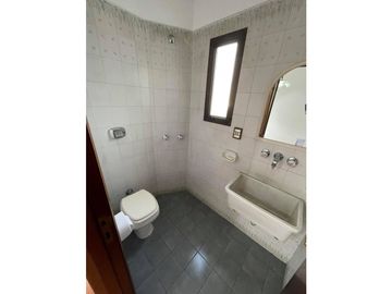 VENTA DEPARTAMENTO 3 AMBIENTES CON DEPENCIA COCHERA CUBIERTA Y BAULERA