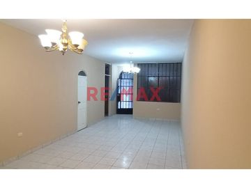 🏡 ¡Oportunidad única! Adquiere una casa al precio de un departamento, estratégicamente ubicada en una urbanización cerrada, tranquila y con seguridad