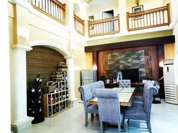 House for Sale with 12 Bedrooms and Swimming Pool in Friends