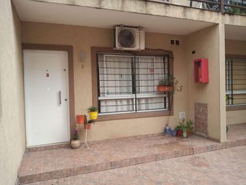 VENTA DE PRECIOSO DPTO. 3 AMB. CON PATIO Y ESPACIO VERDE