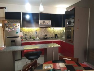 VENTA DE PRECIOSO DPTO. 3 AMB. CON PATIO Y ESPACIO VERDE