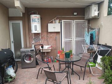 VENTA DE PRECIOSO DPTO. 3 AMB. CON PATIO Y ESPACIO VERDE
