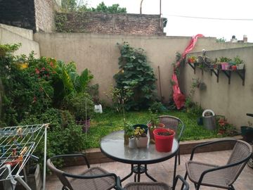 VENTA DE PRECIOSO DPTO. 3 AMB. CON PATIO Y ESPACIO VERDE